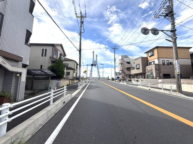越谷市東越谷２１期１号棟グラファーレ　新築戸建の前面道路含む現地写真|道路２面に接したステータス感のある敷地。建て方や窓の配置の自由度が高く、理想のプランが広がります。