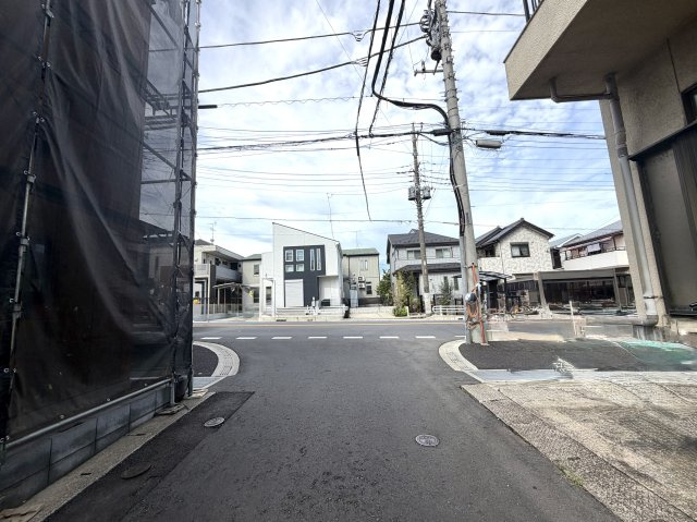 越谷市東越谷２１期１号棟グラファーレ　新築戸建の前面道路含む現地写真|車の取り回しや駐車がしやすい２方接道。ご家族用と来客用でアプローチを分けるなどの工夫も可能です。