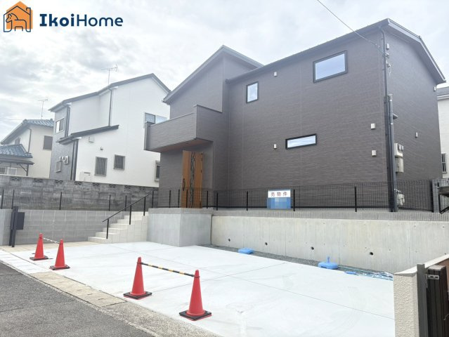 神戸市西区桜が丘東町1丁目　新築戸建の駐車場|【ホームページに現地動画掲載中】●年中無休：当日予約可●お車は並列で4台駐車可能です！入出庫も楽々！