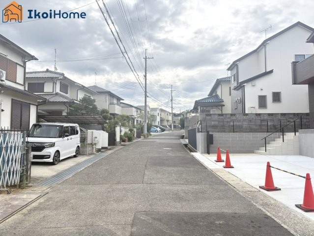 神戸市西区桜が丘東町1丁目　新築戸建の前面道路含む現地写真|【ホームページに現地動画掲載中】●年中無休：当日予約可●前面道路は幅員約6ｍ、交通量少なめで安心！
