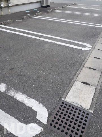 徳島市国府町和田字表のアパートの駐車場