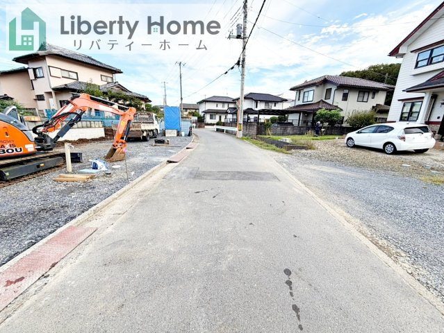 水戸市双葉台2丁目　新築戸建　A号棟の前面道路含む現地写真