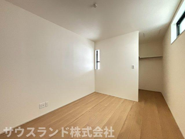 八王子市並木町～全９棟～の洋室|柔らかな光が差し込む使い勝手の良い洋室です！ベッドや学習机を置いてもゆとりのある広さを確保しています。お子様の成長に合わせてレイアウトの変更もしやすく、長く快適にお使いいただける落ち着いた空間です♪