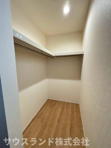 八王子市並木町～全９棟～の収納|衣類を一目で確認できる大容量のウォークインクローゼットです！ハンガーパイプと枕棚が備え付けられており、丈の長いコートや季節外れの家電もまとめて片付きます。お部屋を広々と使える頼もしい収納空間です☆