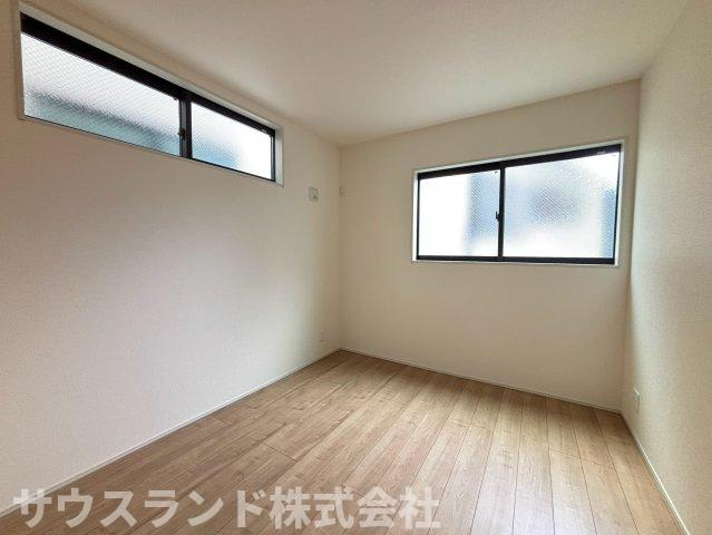 八王子市並木町～全９棟～の洋室|二面採光で明るく風通しの良い洋室です！子供部屋としてはもちろん、テレワーク用の書斎や趣味のお部屋など多目的にご活用いただけます。シンプルな内装で、どんなインテリアもスッキリと馴染むお洒落な空間です♪