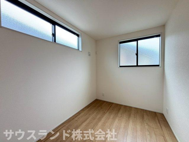 八王子市並木町～全９棟～の洋室|高い位置に窓を設けることで、外からの視線を気にせず自然光を取り込めるお部屋です！壁面が広いため、ベッドや本棚などの家具を自由にレイアウトしやすく、自分好みの快適な空間作りを存分に楽しめます♪