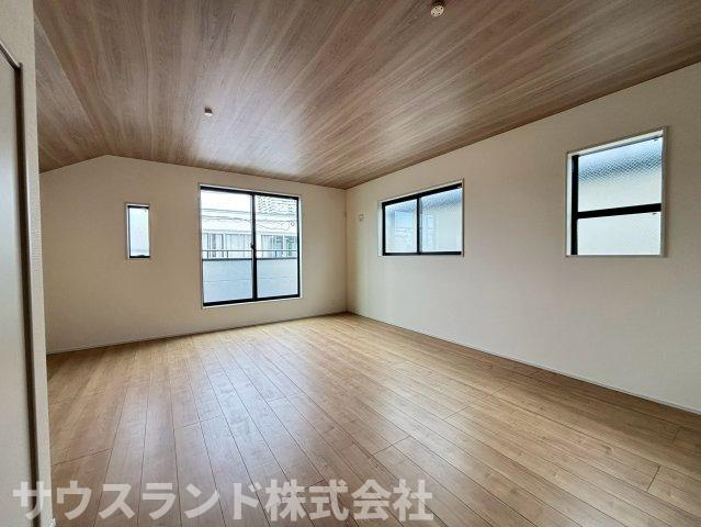 八王子市並木町～全９棟～の居間・リビング|木目調の床と天井が温かみを演出する、広々としたリビングダイニングです！ダイニングテーブルや大きめのソファを置いても動線がスムーズ。お友達を招いてお食事を楽しむのにも最適な、ゆとりある憩いの空間です♪