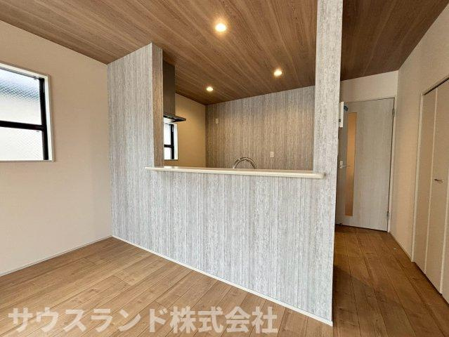 八王子市並木町～全９棟～の居間・リビング|キッチンとリビングが一体となった開放的な間取りです！お料理やお片付けをしながらでも、リビングで遊ぶお子様の様子を見守ることができます。自然とご家族のコミュニケーションが深まる温かいリビング空間です☆