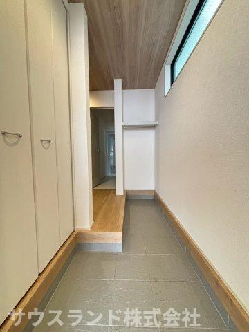 八王子市並木町～全９棟～の玄関|奥行きがあり広々とした玄関スペースです！土間続きでベビーカーや外遊びのおもちゃ、ゴルフバッグなどもそのまま置けて便利。明るい光が差し込み、いつでもすっきりとした綺麗な空間でお出迎えできます♪