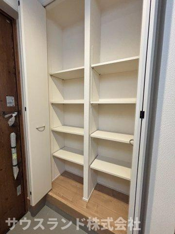 八王子市並木町～全９棟～の収納|高さの調節が可能な可動棚を備えた大容量の収納スペースです！日用品のストックや掃除用具、生活感の出やすい小物類をまとめて片付けることができます。しまう物のサイズに合わせて無駄なく空間を有効活用できます☆