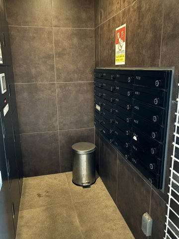 ヴォーガコルテ東京スカイツリーのその他共用部分|宅配BOX向かいに集合ポスト