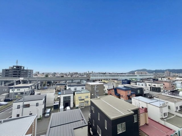 トーカンマンション新川中央の展望|バルコニーからの眺望。背の高い建物がなく開放的です。