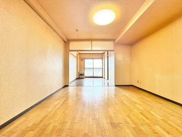 トーカンマンション新川中央の居間・リビング|北西側から撮影したリビングスペース