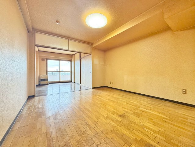 トーカンマンション新川中央の居間・リビング|若干角度を変えて撮影したリビングスペース
