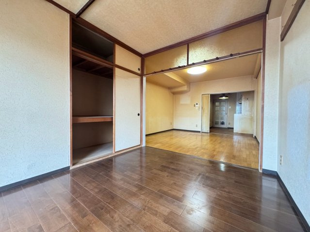 トーカンマンション新川中央の居間・リビング|元６帖の和室だったスペースから室内全体を撮影