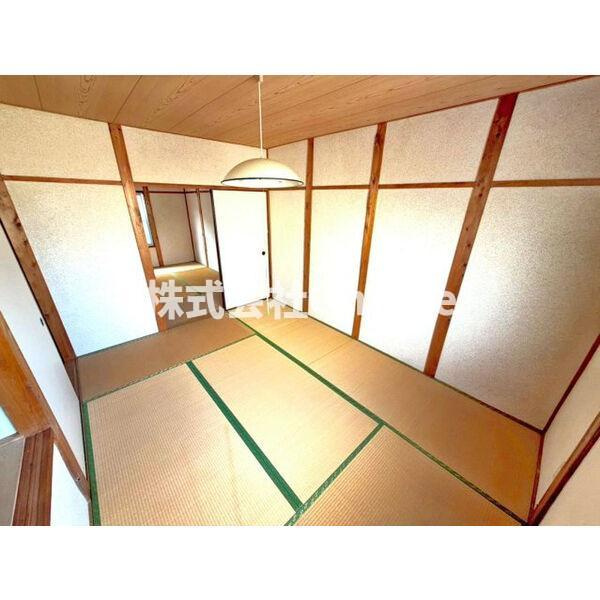 東山本町８丁目テラスハウスの居間・リビング