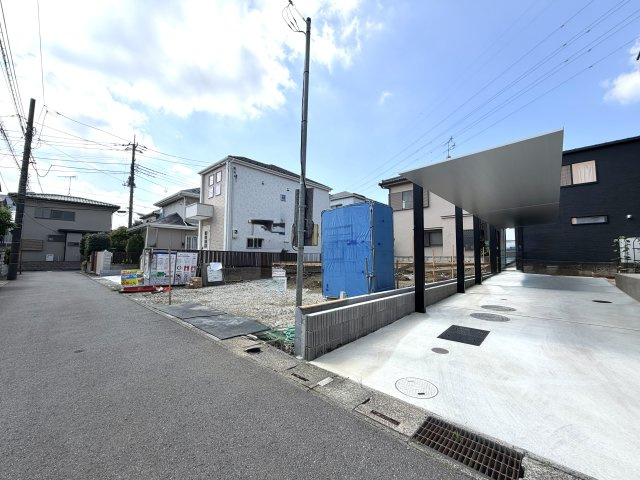 越谷市平方７期１号棟グラファーレ　新築戸建の外観|遮るもののない明るい陽光が注ぐ現地。周囲の建物との距離感や通風の良さを実感していただけます。