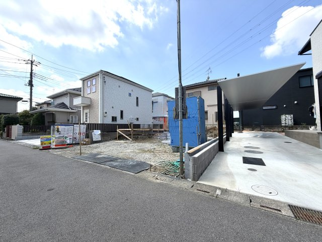 越谷市平方７期１号棟グラファーレ　新築戸建の外観|夢のマイホームがここに誕生します。近隣の雰囲気や生活利便施設の距離感もあわせてご確認いただけます。