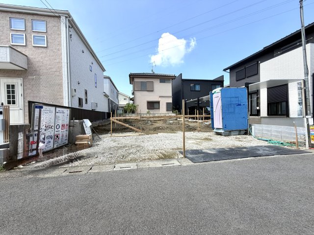 越谷市平方７期１号棟グラファーレ　新築戸建の外観|建物の配置や日当たりの良さが実感できる更地状態。周辺環境や前面道路の雰囲気も確認しやすい時期です。