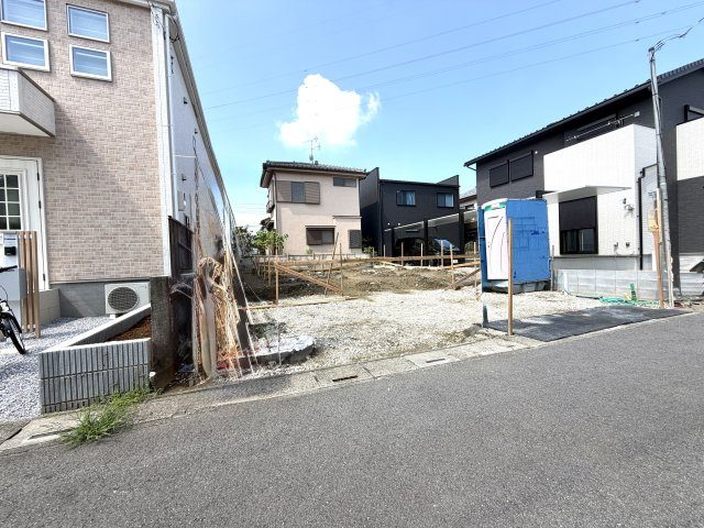 越谷市平方７期１号棟グラファーレ　新築戸建の外観|周囲の環境になじむ落ち着いた建築用地。前面道路の幅や車の出し入れのしやすさも現地でチェック可能です。