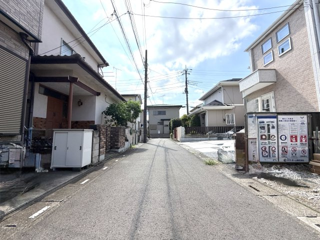 越谷市平方７期１号棟グラファーレ　新築戸建の前面道路含む現地写真|車の通り抜けが少ない道路構造のため防犯面でも安心。お子様の登下校や毎日の歩行も安全な環境です。