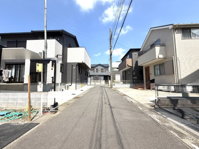 越谷市平方７期１号棟グラファーレ　新築戸建の前面道路含む現地写真|前面道路から直感的に敷地へアクセスできるわかりやすい配置。車の出入りや荷物の搬入もスムーズです。