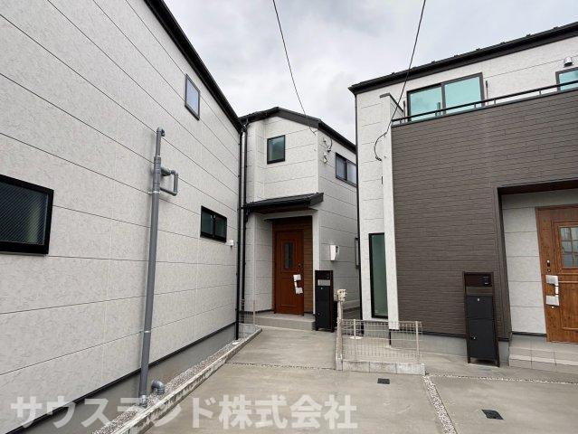 八王子市並木町～全９棟～の外観|スタイリッシュでモダンなデザインが目を惹く外観です！複数棟が立ち並ぶ整然とした美しい街並みが形成されています。駐車スペースもゆとりがあり、毎日のお出かけや買い物の荷物の出し入れもスムーズで便利です☆