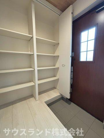 八王子市並木町～全９棟～の収納|ベビーカーや外遊びのおもちゃもそのまま置けて、いつでも綺麗な玄関でお出迎えできます。玄関横には大容量のシューズクロークを備えています！可動棚になっており、ブーツや長靴など高さのある靴もすっきり収納可能