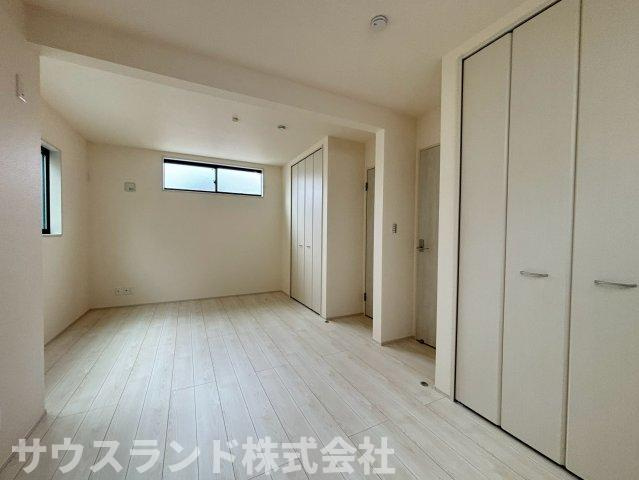 八王子市並木町～全９棟～の洋室|落ち着いた色合いのフローリングが心地よいプライベート空間です！主寝室にぴったりな広さで、大きめのベッドを置いてもゆとりがあります。奥には収納も備え、毎日の快適な睡眠をしっかりとサポートしてくれます☆