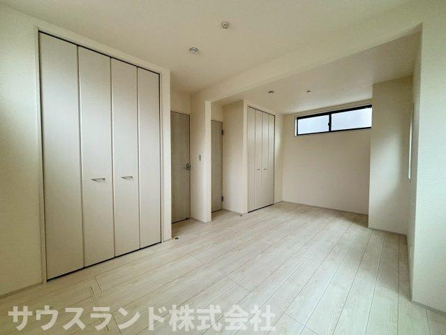 八王子市並木町～全９棟～の洋室|壁一面に大容量のクローゼットを備えたお部屋です！お洋服はもちろん、かさばる季節のお布団やキャリーケースなどもしっかりと保管できます。整理整頓がしやすく、いつでもスッキリとしたお部屋を保てます♪