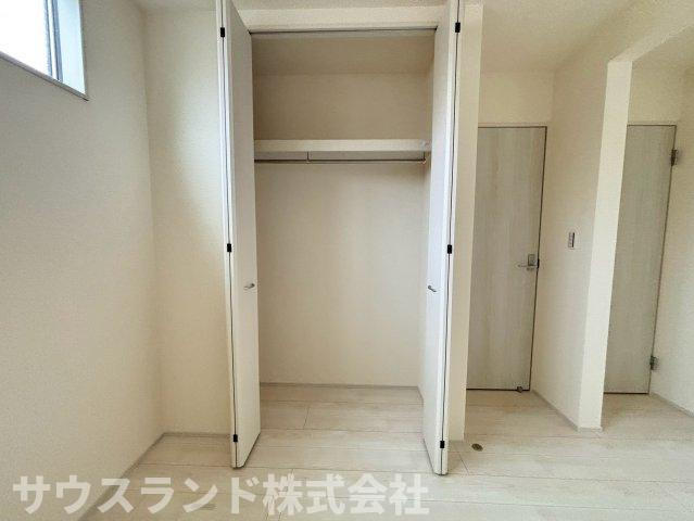 八王子市並木町～全９棟～の収納|お部屋をスッキリと保てるクローゼットの内部です！パイプハンガーが設置されており、衣類をシワにならず綺麗に収納できます。上部には枕棚もあり、季節外れの小物やバッグなども無駄なく片付けることができます☆
