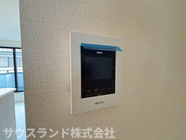 八王子市並木町～全９棟～の防犯設備|訪問者の顔をしっかりと確認できるモニター付きインターホンです！お子様のお留守番時や夜間の来客時でも、画面越しに対応ができるため防犯面も安心。毎日の安全な暮らしをサポートしてくれる心強い設備です♪