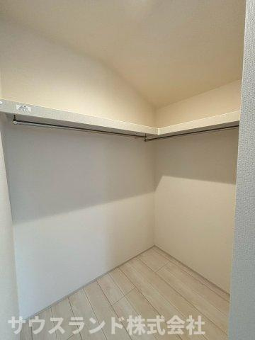 八王子市並木町～全９棟～のその他|日用品のストックや掃除用具などをまとめて片付けられる便利な可動棚です！しまう物の高さに合わせて棚板を調節できるため、無駄なく空間を有効活用できます。生活感の出やすい小物類もスッキリと収まります☆
