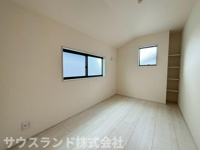 八王子市並木町～全９棟～の洋室|二面採光で明るく風通しの良い洋室です！子供部屋としてはもちろん、テレワーク用の書斎や趣味のお部屋など多目的にご活用いただけます。シンプルな内装で、どんなインテリアもスッキリと馴染むお洒落な空間です♪
