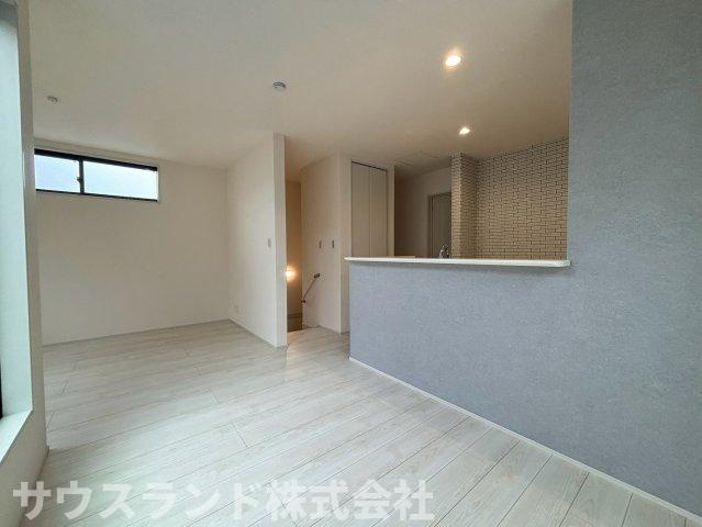 八王子市並木町～全９棟～の居間・リビング|キッチンからリビング全体を見渡せる開放的な間取りです！お料理やお片付けをしながらでも、リビングで遊ぶお子様の様子をしっかりと見守ることができます。自然とコミュニケーションが深まる温かい空間です☆