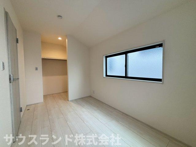 八王子市並木町～全９棟～の洋室|柔らかな光が差し込む使い勝手の良い洋室です！ベッドや学習机を置いてもゆとりのある広さを確保しています。お子様の成長に合わせてレイアウトの変更もしやすく、長く快適にお使いいただける落ち着いた空間です☆