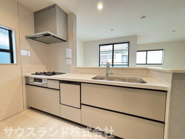 八王子市並木町～全９棟～のキッチン|リビングを見渡せる開放的な対面式システムキッチンです！広々としたワークトップで、お子様と一緒にお菓子作りなども楽しめます。収納も豊富で、大きなお鍋や調味料もすっきりと片付きいつでも綺麗です♪