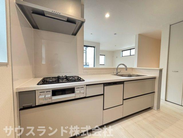 八王子市並木町～全９棟～のキッチン|お手入れが簡単な素材を採用した、清潔感あふれるキッチン空間です！背面に冷蔵庫やカップボードを置いても動線が広く、すれ違いもスムーズ。ご夫婦やお子様と一緒にお料理を楽しむのにぴったりの広さです☆