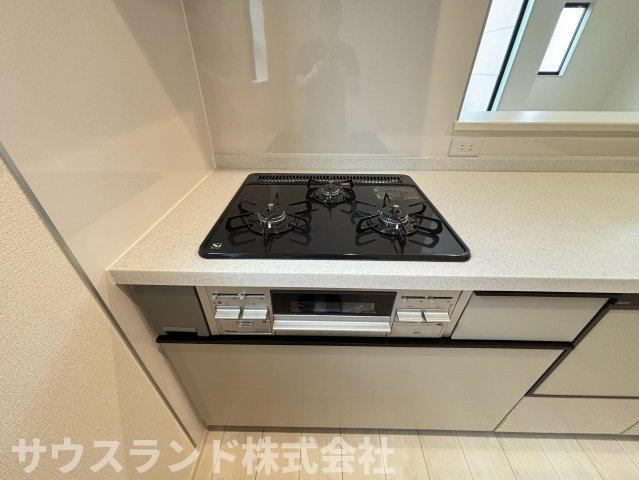八王子市並木町～全９棟～のキッチン|３口コンロでお料理の同時進行が可能なキッチンです！忙しい朝のお弁当作りや夕飯の準備も効率よく行え、毎日の家事の時短に繋がります。フラットな天板でお掃除もサッと拭くだけで簡単。いつでも清潔に保てます♪