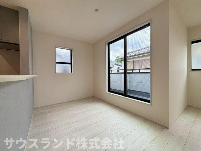 八王子市並木町～全９棟～の居間・リビング|落ち着いた色合いのフローリングが心地よい、温かみのあるリビング空間です！南側の窓からたっぷりと陽光が降り注ぎ、日中は照明がいらないほどの明るさ。お友達を招いてお食事を楽しむのにもぴったりです♪
