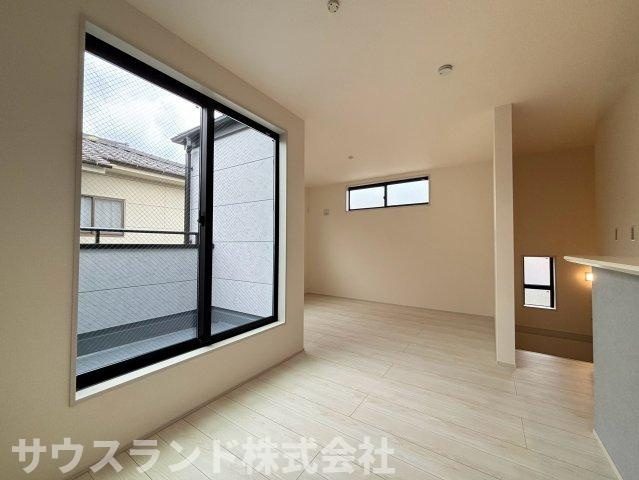 八王子市並木町～全９棟～の居間・リビング|大きな窓から自然光がたっぷりと差し込む明るいリビングダイニングです！壁面が広く、お気に入りのテレビボードや大きめのソファなど家具の配置がしやすい間取り。ご家族の笑顔が自然と集まる憩いの空間です♪