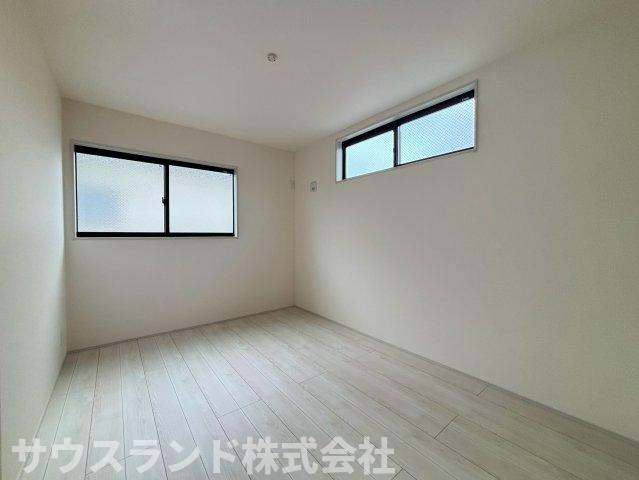 八王子市並木町～全９棟～の洋室|高い位置に窓を設けることで、外からの視線を気にせず自然光を取り込めるお部屋です！壁面が広いため、ベッドや本棚などの家具を自由にレイアウトしやすく、自分好みの快適な空間作りを存分に楽しめます☆