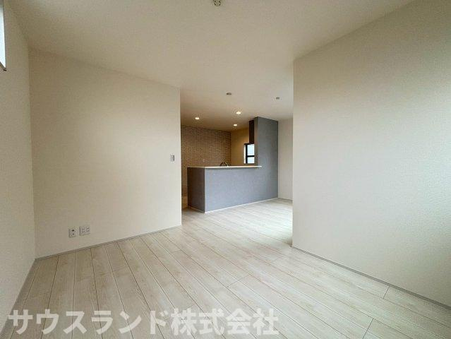 八王子市並木町～全９棟～の居間・リビング|キッチンからの動線が良く、配膳や後片付けがスムーズに行えるリビングダイニングです！ご家族みんなで食卓を囲み、今日一日の出来事を楽しく話せる温かい空間。毎日のお食事がより一層美味しく感じられます☆