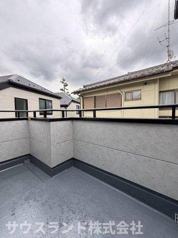 八王子市並木町～全９棟～のバルコニー|陽当たりの良い広々としたバルコニーです！お洗濯物や大きなお布団もたっぷりと干すことができ、お日様の匂いがするふかふかの仕上がりに。気分転換に外の空気を吸ってリフレッシュするのにも最適なスペースです♪