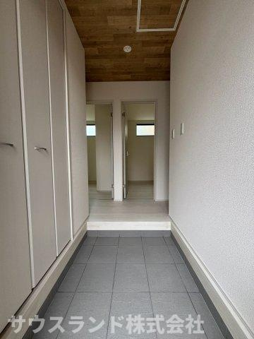 八王子市並木町～全９棟～の玄関|奥行きがあり広々とした土間スペースが魅力の玄関です！ベビーカーや外遊びのおもちゃ、ゴルフバッグなどもそのまま置けて大変便利。明るい光が差し込み、いつでもすっきりとした綺麗な空間でお出迎えできます☆