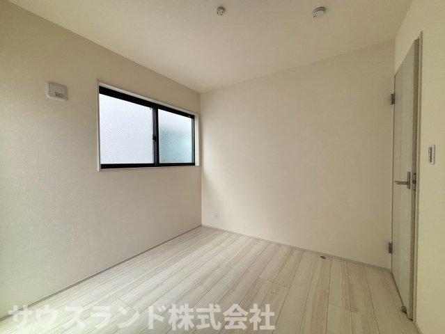 八王子市並木町～全９棟～の洋室|高い位置に窓を設けることで、外からの視線を気にせず自然光を取り込めるお部屋です！壁面が広いため、ベッドや本棚などの家具を自由にレイアウトしやすく、自分好みの快適な空間作りを存分に楽しめます♪