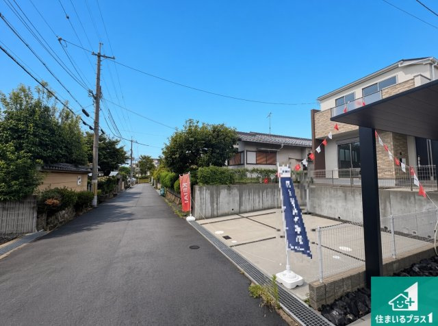 ■枚方市香里ケ丘　第6期　新築一戸建ての前面道路含む現地写真|周辺は閑静な住宅街！前面道路広々で車の出し入れも便利です。駐車が苦手な方でも安心して車庫入れできます！