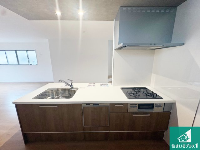 ■枚方市香里ケ丘　第6期　新築一戸建てのキッチン|リビングと統一感があり、使い勝手のいいキッチン。広々としているので、二人並んで作業が出来ちゃいます。お子様と一緒に色々なお料理に挑戦できるスペースがあります。
