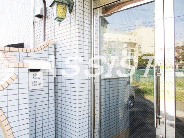 ハイツリバーサイドのエントランス