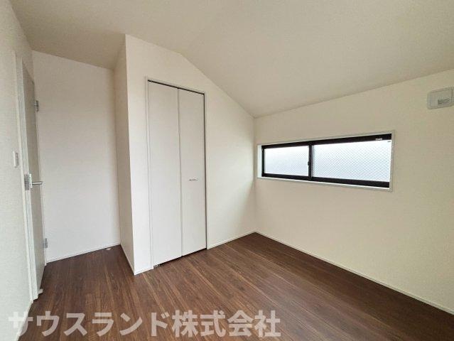 八王子市並木町～全９棟～の洋室|二面採光で明るく風通しの良い洋室です！子供部屋としてはもちろん、テレワーク用の書斎や趣味のお部屋など多目的にご活用いただけます。シンプルな内装で、どんなインテリアもスッキリと馴染むお洒落な空間です♪